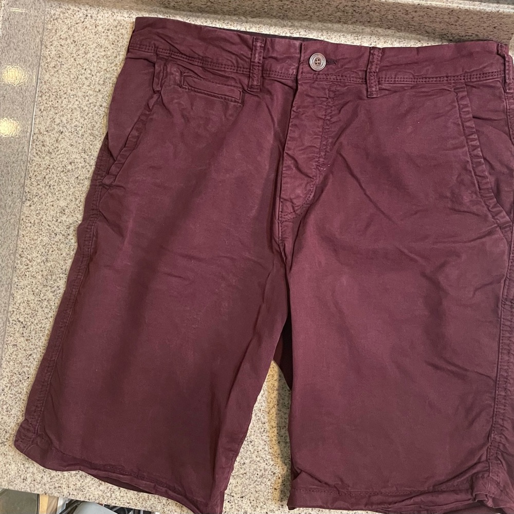American Eagle men’s Next Level Flex burgundy shorts in a size 31